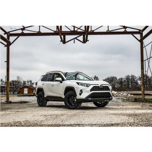 Toyota RAV4 cu kitul de înălțare în mediul său off-road.