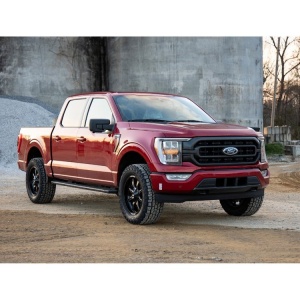 Ford F150 cu kitul de suspensie, privit din unghi frontal-stânga.