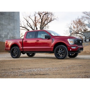 Vedere laterală a Ford F150, evidențiind înălțimea suplimentară.