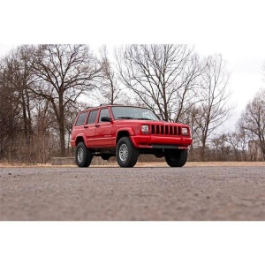 Jeep Cherokee XJ echipat cu kitul de suspensie, vedere frontală joasă.