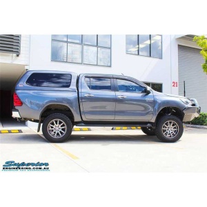 Vedere laterală a unei Toyota Hilux Revo echipată cu kitul de suspensie.