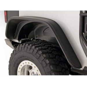 Prim-plan cu overfenderul spate montat pe Jeep Wrangler JK.