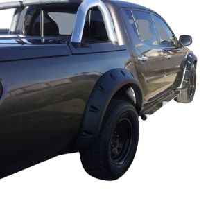 Overfenderele spate texturate, montate pe un Mitsubishi L200.