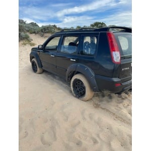 Overfendere Kut Snake de 45 mm montate pe Nissan X-Trail T30 în teren nisipos.