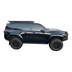Vedere laterală a overfenderelor Kut Snake 50 mm pe Toyota Land Cruiser 300 (2021+).