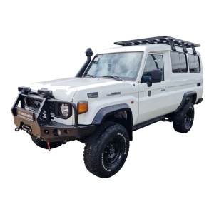 Overfendere Kut Snake 70 mm echipate pe partea frontală a unui Land Cruiser 78 (2024+).