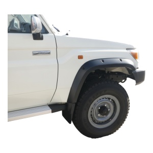 Vedere laterală a overfenderului de 70 mm pe partea față, Toyota Land Cruiser 79 Double Cab (2024+).