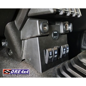 Panou ORE4x4 instalat pe consola centrală a unui Suzuki Jimny (2018-prezent), cu întrerupătoare oprite.