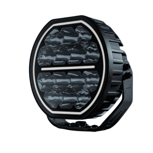 Proiector LED Big Energy 7″, 70W, 5600 lm, rază 465m, 5700K, fascicul optimizat 15,7°, lumină poziție albă și galbenă, carcasă aluminiu negru, lentilă policarbonat, suport inox, rezistent la apă și praf (IP67/IP69K), Strands