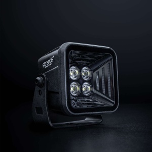 Proiector LED Dark Knight Fortex 85x64x80 mm, 38W, 3200 lm, fascicul flood, lumină poziție roșie, carcasă aluminiu negru, lentilă clar, suport inox, rezistent la apă și praf (IP67/IP69K), Strands