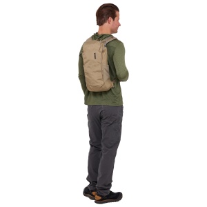 Rucsacul Thule AllTrail 10L Kaki, purtat de un utilizator, pentru o perspectivă reală.