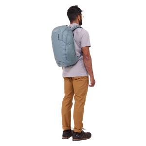 Rucsacul urban Thule Chasm de 26L purtat, pentru a ilustra mărimea și potrivirea.