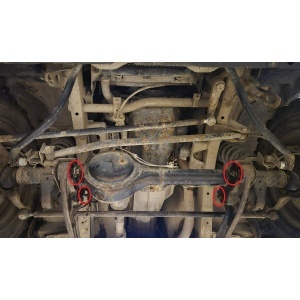 Puncte de prindere marcate pentru montarea scutului motor pe un Suzuki Jimny 1998-2018.