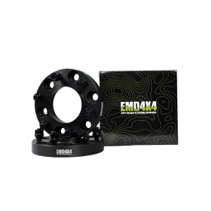 Flanșele distanțiere alături de ambalajul original Emd4x4, cu design specific off-road.