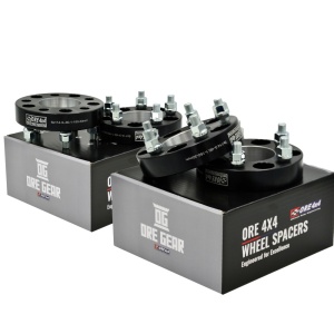 Set de flanșe distanțiere ORE4x4 de 30mm, 5x114.3, așezate pe ambalajul lor, pregătite pentru montaj.