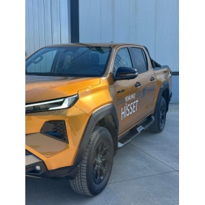 Prim-plan pe pragul S32 AQM4WD instalat pe partea laterală a unui Toyota Hilux (2026+).
