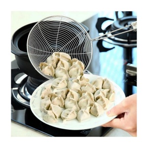 Sită inox de scos Perfect Home, transferând ușor ravioli gătiți din vas pe farfurie.