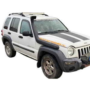 Snorkel ORE4x4 montat pe un Jeep Cherokee KJ Liberty (2001-2007) alb, vedere laterală.