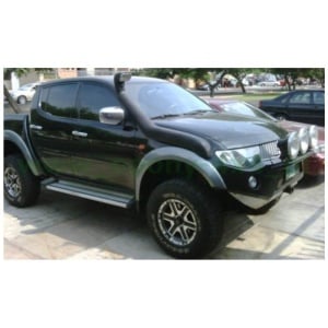 Snorkelul montat pe un Mitsubishi L200 negru, cu accesorii off-road.