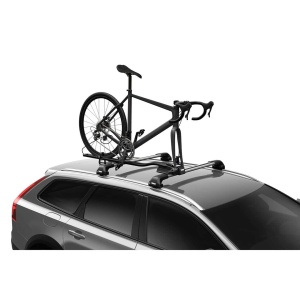 Suportul Thule FastRide montat pe plafonul unei mașini, cu o bicicletă fixată.