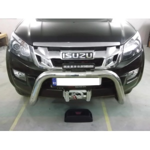 Vedere frontală a troliului montat pe Isuzu D-Max, cu bullbar.