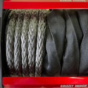 Troliu electric Grizzly Winch 13000lbs (5897kg) 12V cablu sintetic 25m Raport 180:1