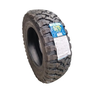 Vedere laterală a anvelopei Comforser CF3000 F2 M+S 215/65 R16, cu eticheta atașată.