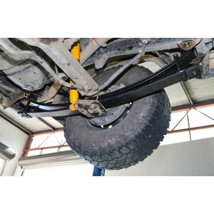 Arc foi parabolic Terrain Tamer de 50 mm montat pe șasiul unui vehicul.