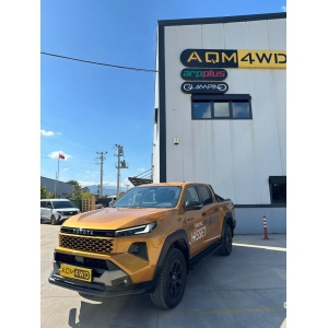 Detaliu din față-lateral al barei AQM-PST18 pe modelul Toyota Hilux (2026+).