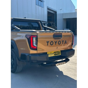 Vedere din spate, evidențiind integrarea barei AQM4WD PAK25 Chrome pe Toyota Hilux (2026+).