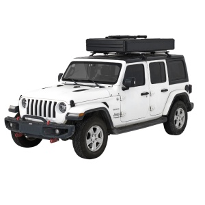 Cortul pliat OrthFrame 180, montat pe acoperișul unui Jeep Wrangler alb.