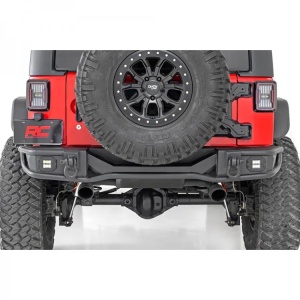Vedere din spate a Jeep-ului Wrangler JK cu ambele stopuri instalate.