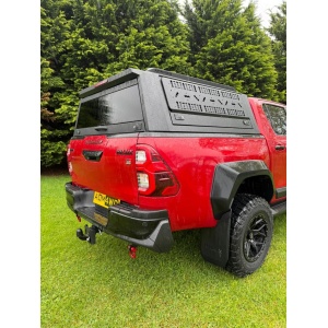 Hardtop negru pentru Mitsubishi L200 (2020-2025), cu uși laterale rabatabile fără geam, panouri laterale exterioare multifuncționale, hayon cu geam fumuriu securizat rabatabil și geam frontal culisant AQMCAB M80