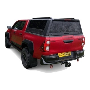 Vedere de sus-spate a hardtopului pe Toyota Hilux.