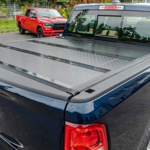Prim-plan al închiderii de benă OFD cu profil scăzut, montată pe un pick-up, evidențiind etanșeitatea, Toyota Hilux.
