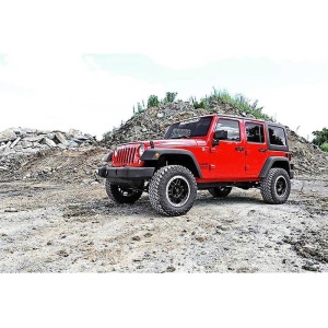 Jeep Wrangler JK echipat cu kitul de înălțare, pregătit pentru off-road.