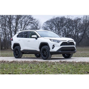 Toyota RAV4 echipată cu kitul de înălțare, vedere laterală.