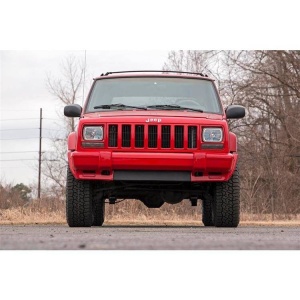 Jeep Cherokee XJ cu suspensia înălțată, vedere frontală directă din față.