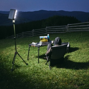 Lampă LED profesională de camping cu trepied telescopic 1.2–2.2 m, 3 lanterne detașabile, 3500 lm, încărcare solară & power bank USB, iluminare spot/flood, Wild Land