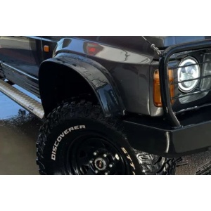 Prim-plan cu overfenderul Kalgum de 125 mm, extinzând aripa mașinii off-road.