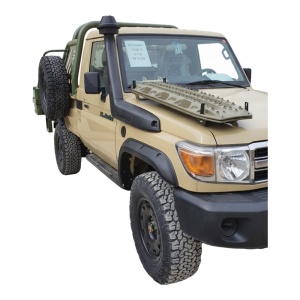 Overfendere Kut Snake de 50 mm montate pe partea față a unui Land Cruiser 79 echipat off-road.