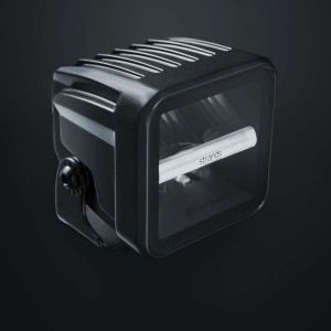 Proiector LED Siberia XP Qube 72x72x72 mm, 38W, 3150 lm, rază 151 m, 5700K, fascicul larg, poziție albă/ambra, 10–32V DC, cablu 150 mm, aluminiu, oțel inox, policarbonat, rezistent la apă și praf (IP69K), Strands