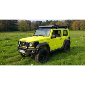 Protecțiile de aripi montate pe un Suzuki Jimny JB74 galben în natură.