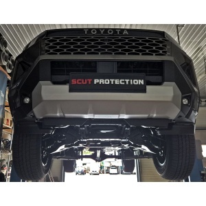 Vedere frontală a șasiului Toyota Hilux 2026, pregătit pentru montajul scutului.
