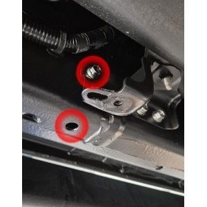Prim-plan cu un alt punct de fixare pe șasiul Toyota Hilux 2026, pregătit pentru instalare.