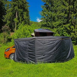 Marchiză auto CampTalk de 180° cu anexă închisă complet, montată pe mașină.