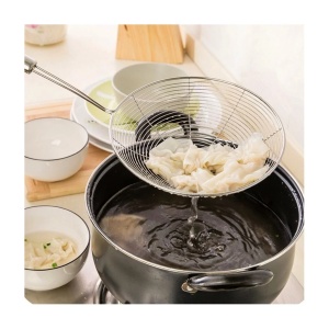 Sită inox de scos Perfect Home, în acțiune scoțând alimente din lichid fierbinte.