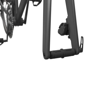 Prim-plan al sistemului de prindere a furcii bicicletei pentru suportul Thule TopRide 568001.