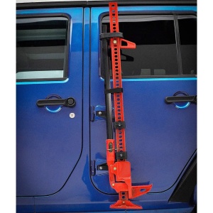 Suportul Hi-Lift montat pe balamalele ușii unui Jeep Wrangler albastru.