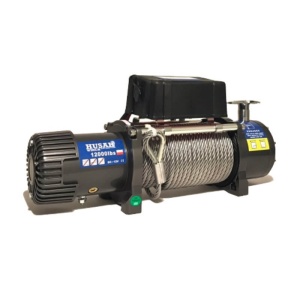 Troliu Husar Winch 12000lbs cu cablu de oțel, prezentat într-o vedere oblică.